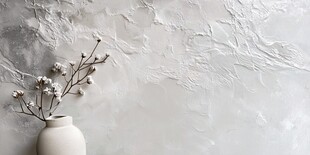 简约白墙前的素雅花瓶插花