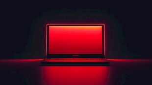 红色光效下的炫酷笔记本