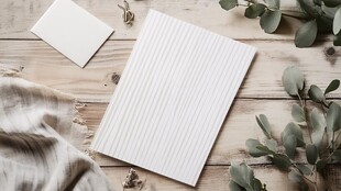 木质桌面上的简约文具摆件