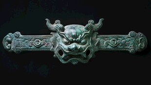 青铜兽面纹带钩