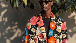 男士身着印花外套时尚出镜