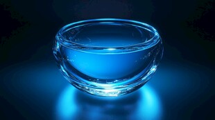 蓝色透明玻璃碗特写