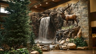 室内瀑布景观配麋鹿雕塑
