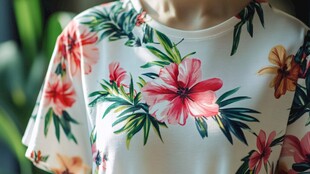 印花短袖上衣的清新风采