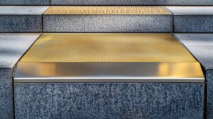 金属质感台阶与石材搭配