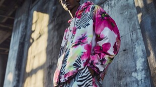 潮流男士身着个性印花外套