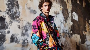 多彩潮男身着个性印花外套