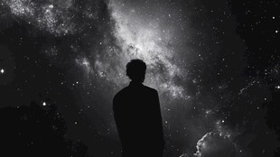 男子凝望浩瀚星空剪影