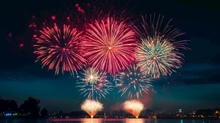 夜空中绚烂绽放的多彩烟花