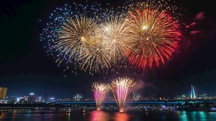 璀璨烟花点亮城市夜空