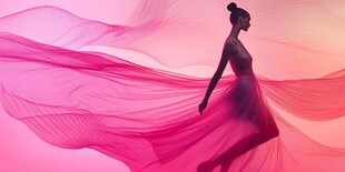 飘逸粉纱中的优雅女性身影