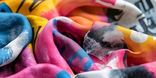 多彩印花围巾特写