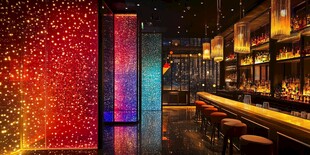 炫彩灯光下的时尚酒吧空间