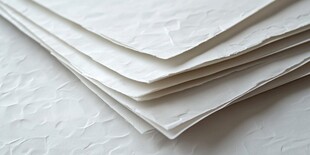 手工纸张堆叠特写