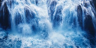 壮观蓝色瀑布水流倾泻