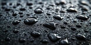 黑色表面上晶莹的水滴