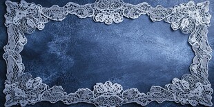 蓝色背景上的精致蕾丝边框
