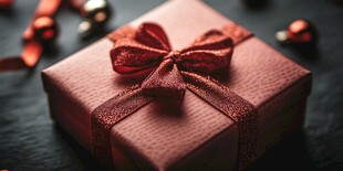 红色精美礼品盒的节日氛围