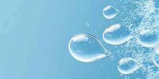 清新蓝背景下的灵动水泡