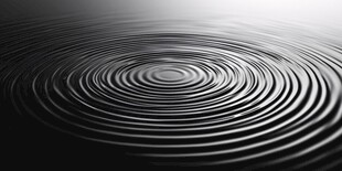 黑白水波涟漪特写