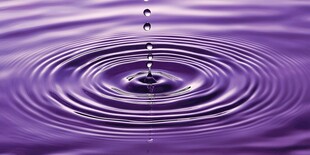 紫色水滴入水涟漪画面