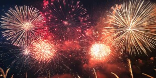 绚烂烟花点亮夜空