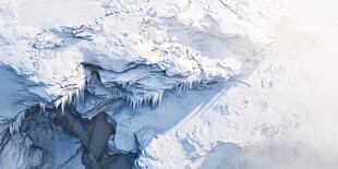 冰雪覆盖的壮观峡谷景观