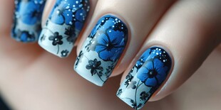 蓝白花卉美甲艺术展示