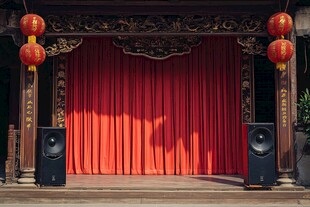 古戏台红幕与喜庆灯笼