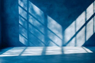 蓝色房间的光影投射效果