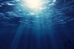 海底阳光穿透的梦幻景象