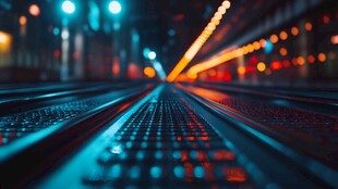 城市铁轨夜景下的光影魅力