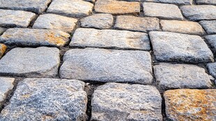 古朴石块铺就的地面纹理