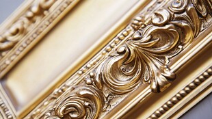 金色雕花相框细节特写