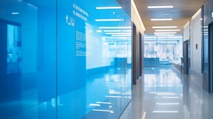 现代科技感的办公走廊空间