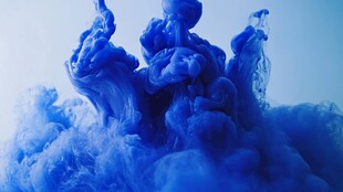 蓝色墨水在水中的梦幻绽放