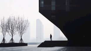 雾中建筑下的孤独身影