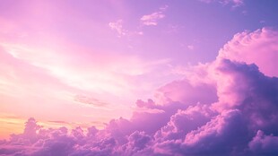 梦幻紫粉色天空中的云朵