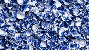 蓝白瓷片堆叠纹理特写