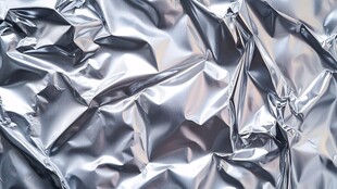 银色褶皱铝箔纹理特写