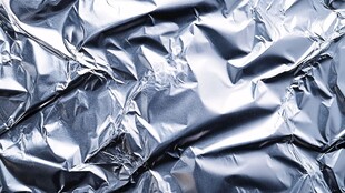 皱巴巴的银色铝箔纸