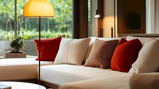 温馨客厅沙发与落地灯景致