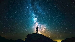 仰望星空的孤独身影