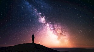 仰望星空的孤独身影