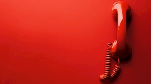 红色背景上的复古电话