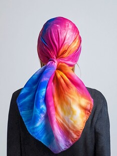 彩色渐变丝巾系于脑后