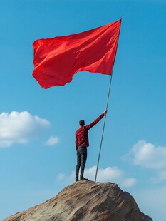 男子山顶擎红旗展豪情