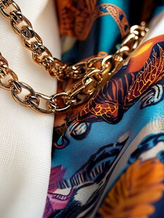 奢华金链搭配多彩印花织物