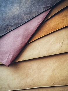 多彩复古纸张堆叠展示