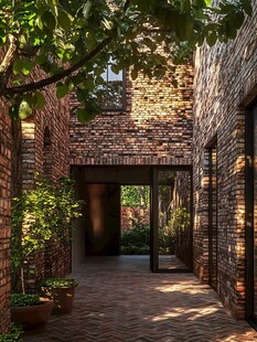 红砖庭院的静谧绿植空间